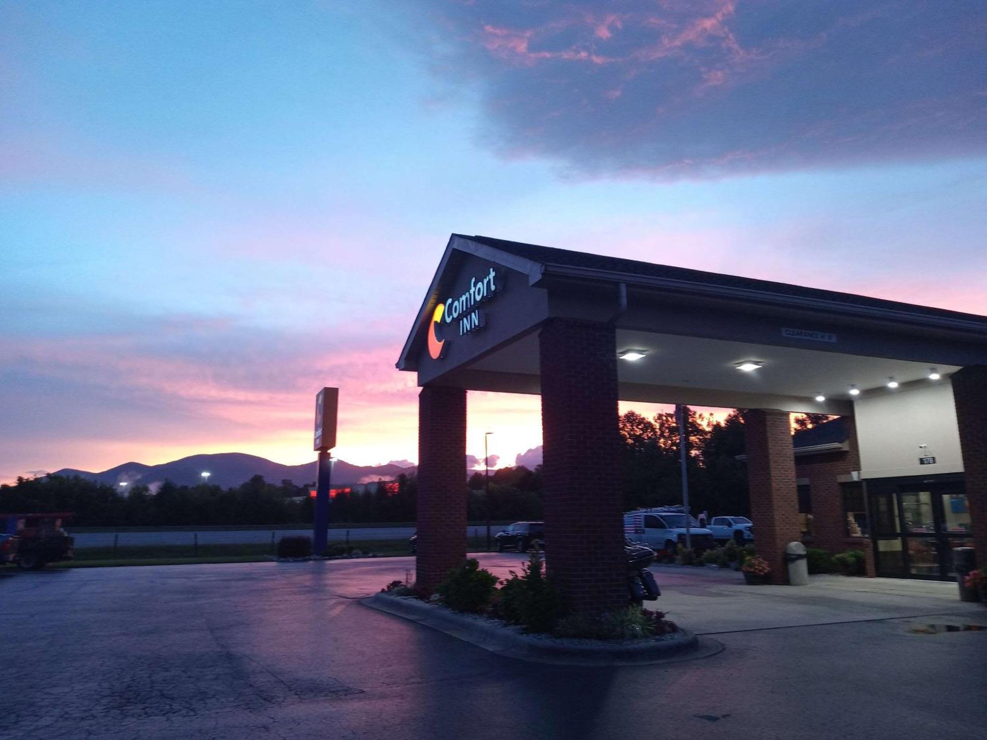 Comfort Inn Near Downtown & Blue Ridge Pkwy Маріон Екстер'єр фото